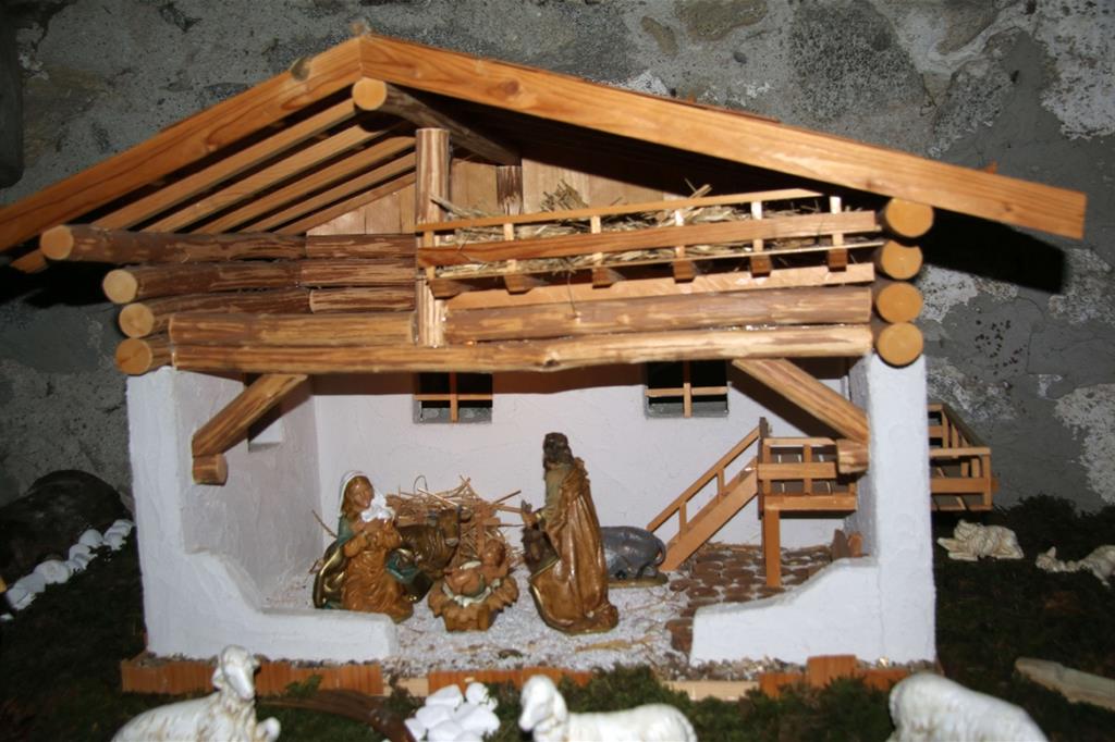 “Alla semplicità della vita contadina” di Nicholas Maestri. Un fienile costruito in legno e cemento, che ritrae la semplicità della nascita di Gesù Bambino, circondato da Maria e Giuseppe, il bue e l’asinello.