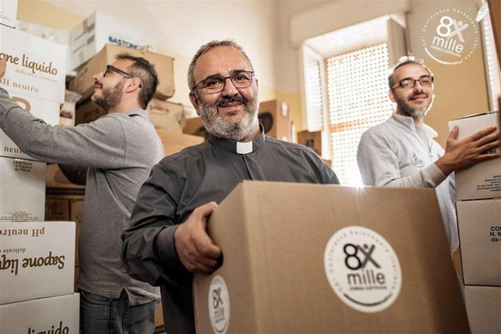 Il direttore della Caritas diocesana di Siracusa in un momento della distribuzione dei pacchi viveri alle famiglie in difficoltà