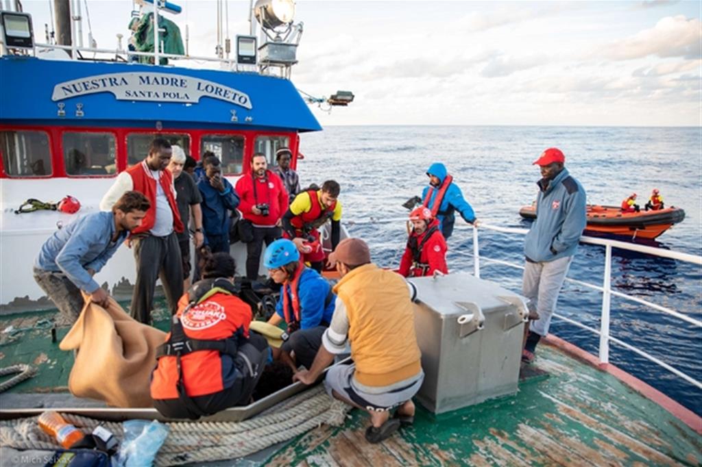 I soccorsi prestati da United4Med ai migranti salvati dal peschereccio Nuestra Signora Loreto. Erano stati abbandonati in mare dai libici e sarebbero sicuramente affogati (Mich Seixas / Operazione Mediterranea)