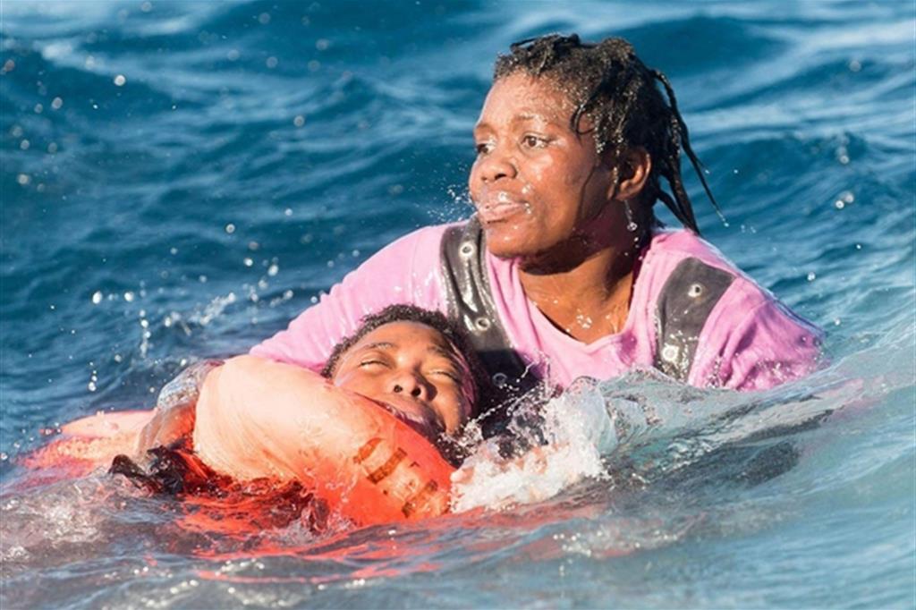 Un momento del salvataggio di 86 migranti, tra cui nove bambini nelle acque al confine con la Tunisia (FOTO ANSA)