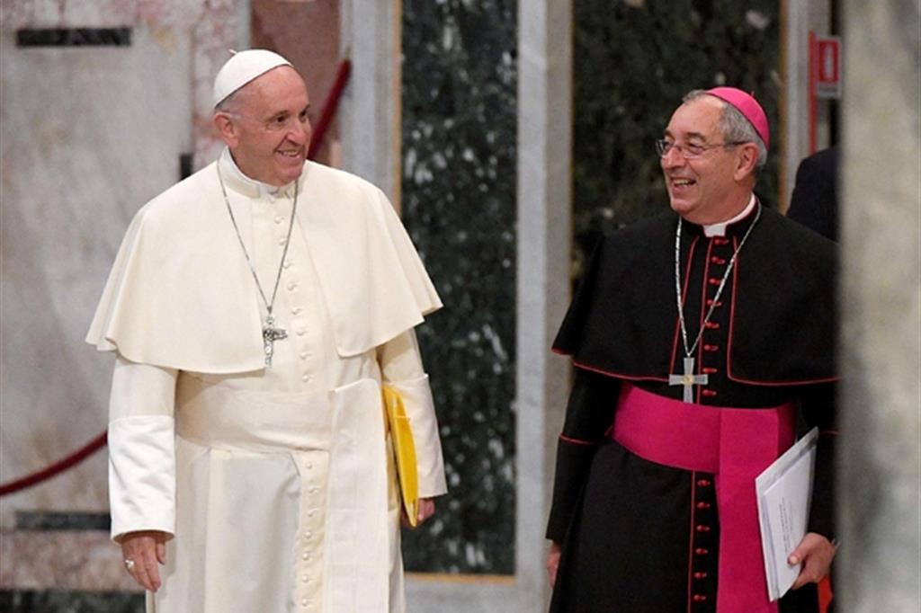 Il Papa assieme al vescovo Angelo De Donatis, vicario della diocesi di Roma (Ansa)