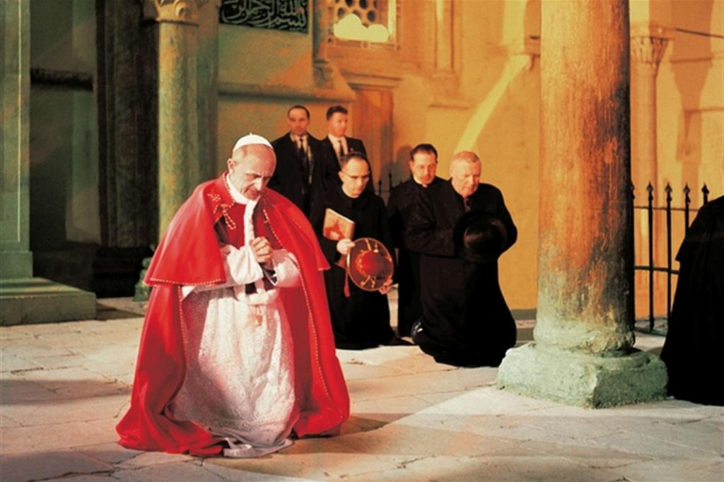 Paolo VI in adorazione nel Cenacolo, a Gerusalemme nel 1964