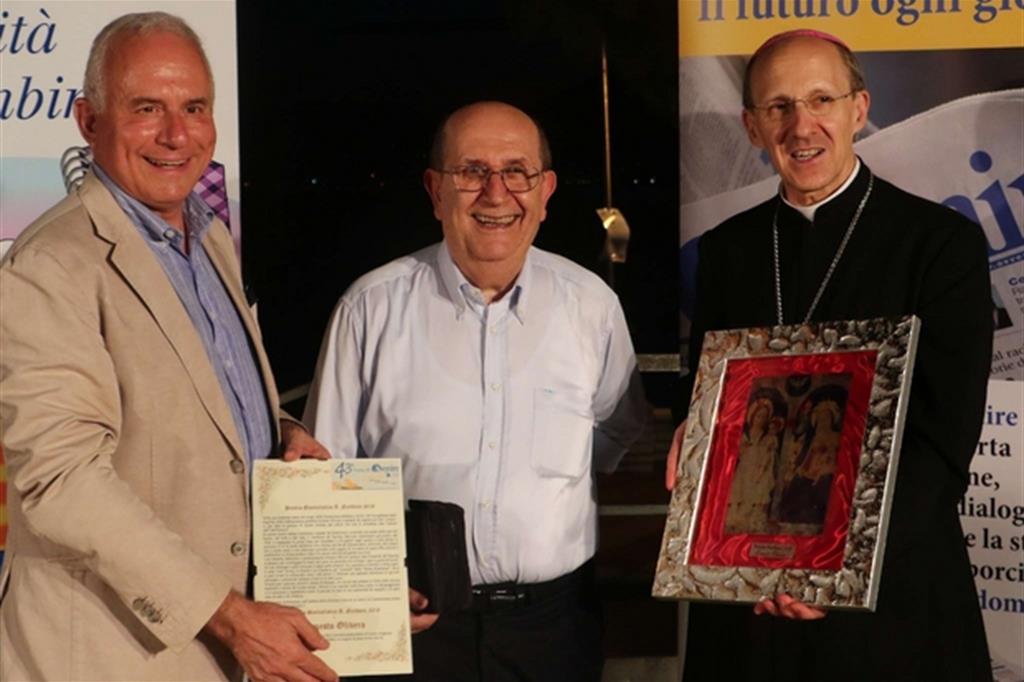 Ernesto Olivero, al centro, premiato da monsignor Palletti e dal direttore Tarquinio