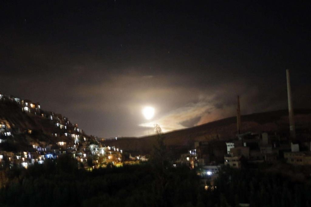 Missili contraerei siriani ieri notte nel cielo sopra Damasco (Epa)