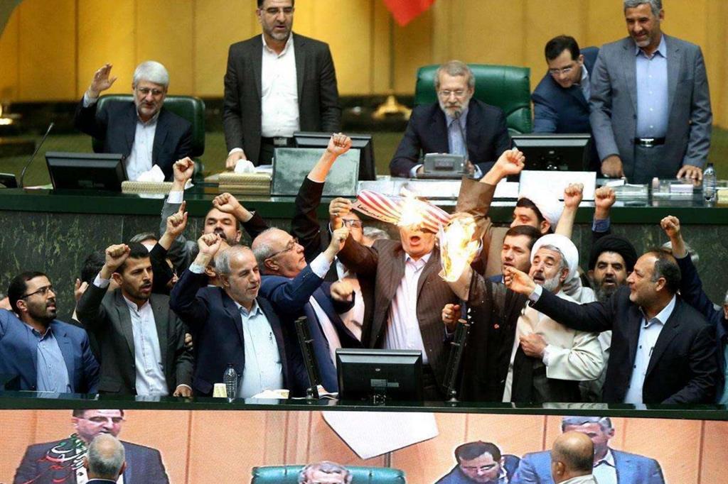 Deputati iraniani bruciano una bandiera Usa in Parlamento (Ansa)
