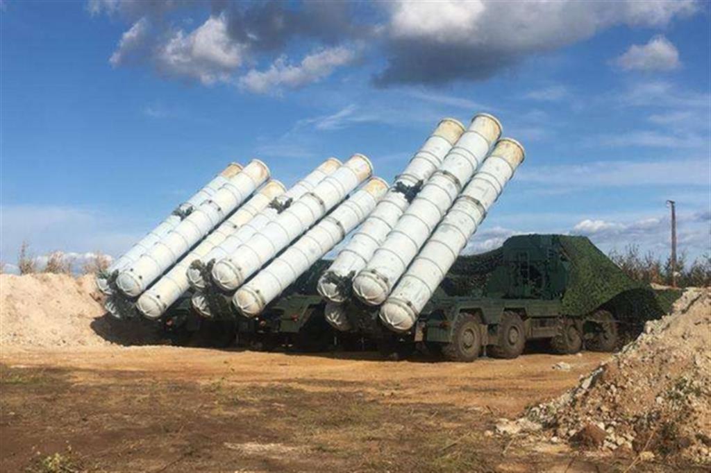 Un sistema missilistico di difesa S-300 russo: batterie verranno istallate entro due settimane in Siria (Ansa)