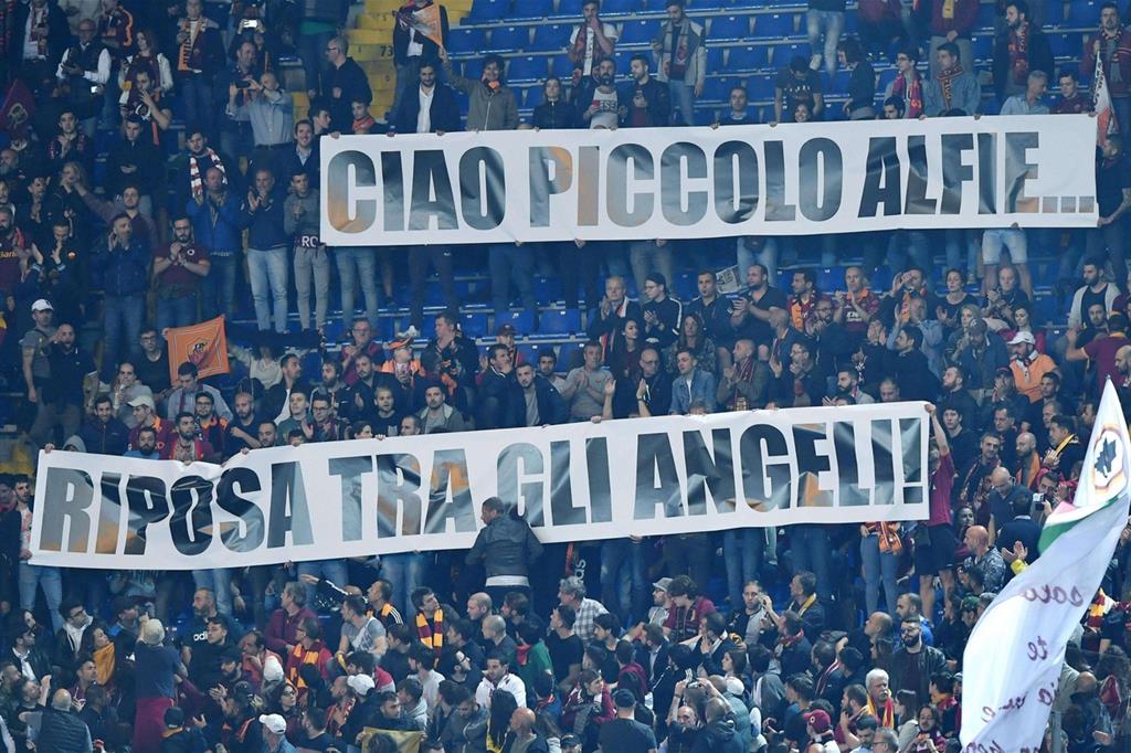 Uno striscione esposto durante la partita Roma-Liverpool del 2 maggio 2018 (Ansa)