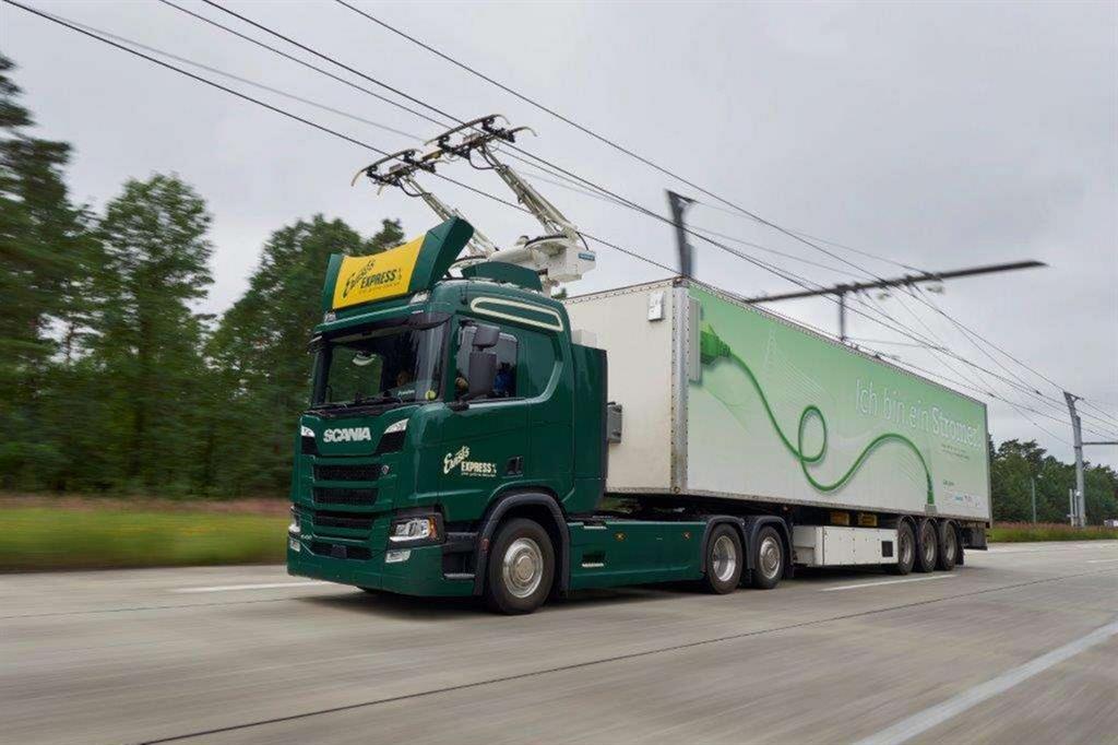Un camion ibrido Scania lungo un'autostrada elettrica