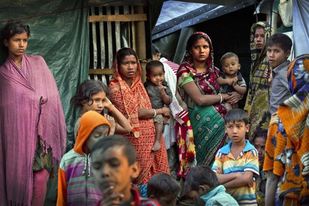 Donne e bambini davanti alle loro tende nel campo Cox's Bazar in Bangladesh (Ap)
