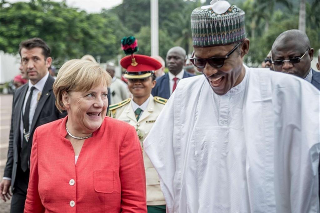 La cancelliera tedesca Angela Merkel ad Abuja con il presidente nigeriano Muhammadu Buhari (Fotogramma)