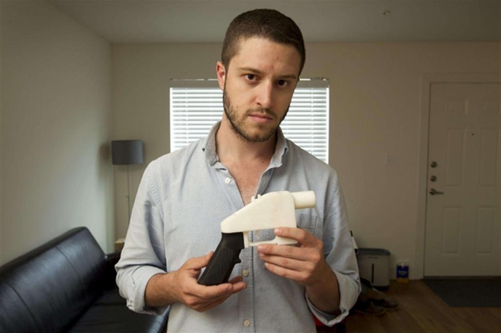 Cody Wilson, fondatore della Defense Distributed, con la pistola di materiale plastico prodotta con la stampante 3D (Ansa)