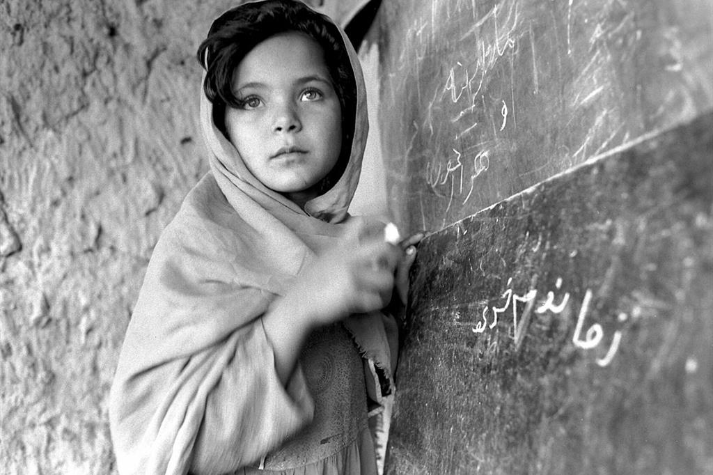 Ragazzina afgana frequenta una delle migliaia di scuole di base costruite nei villaggi con l’aiuto dell’ONU, Nangarhar, Afghanistan, 24 aprile 2008 © courtesy UN Photo/Roger Lemoyne