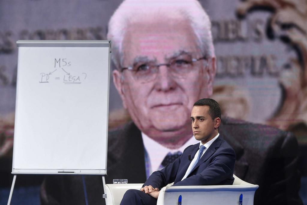 Luigi Di Maio davanti ad una foto di Sergio Mattarella, ospite della trasmissione Porta a Porta