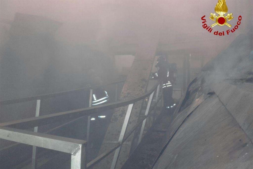 Un'immagine dei vigili del fuoco accorsi nello stabilimento di Treviglio