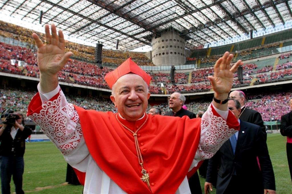 Il cardinale Dionigi Tettamanzi incontra i cresimandi allo stadio San Siro di Milano