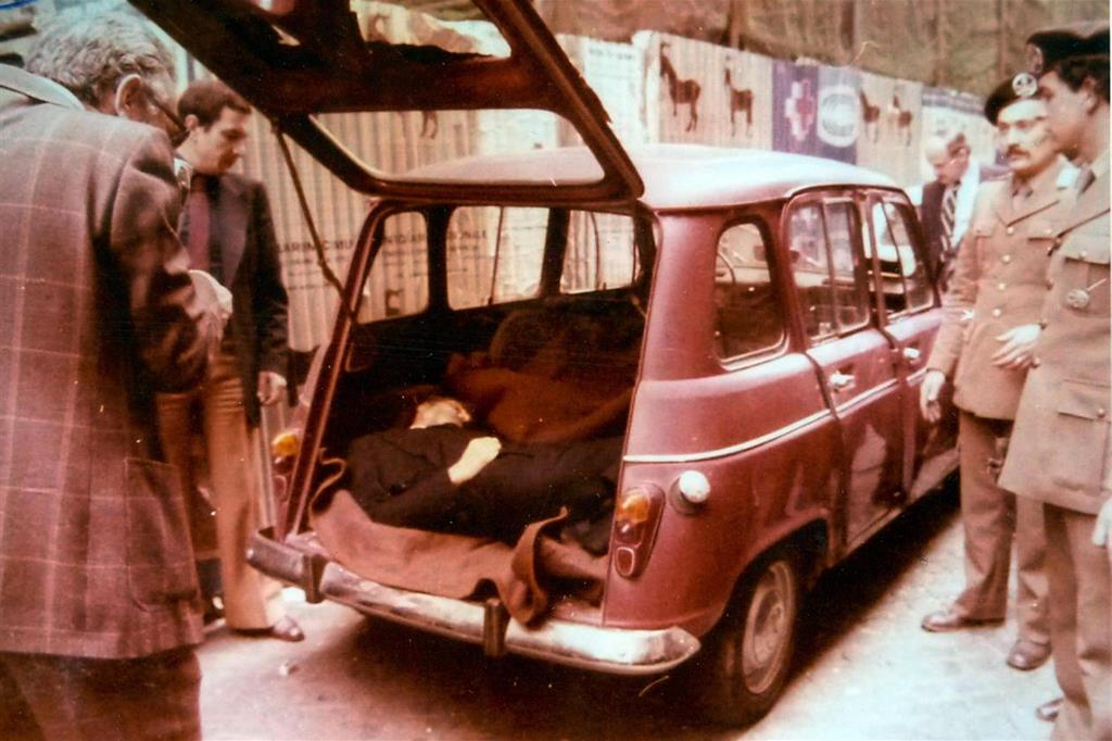 La Renault rossa con il corpo di Moro (Ansa)