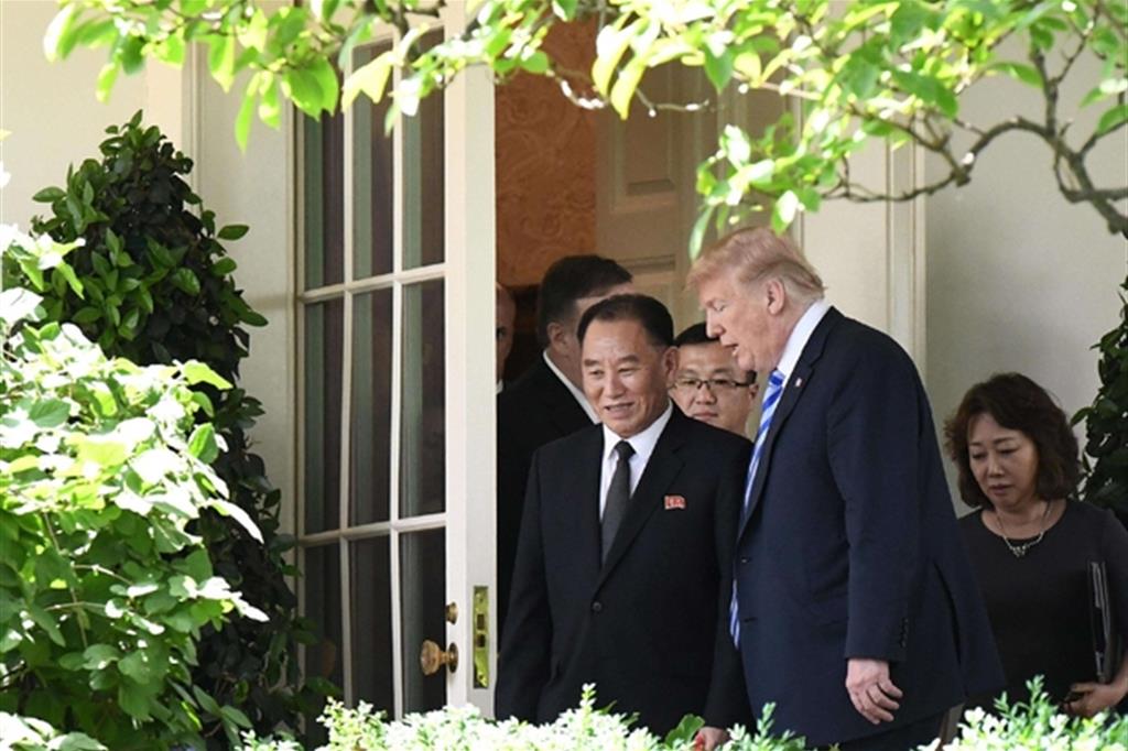 Donald J. Trump e il mediatore Kim Yong-chol: il numero due del regime di Pyongyang ha consegnato al presidente Usa una lettera del dittatore nordcoreano Kim (Ansa)