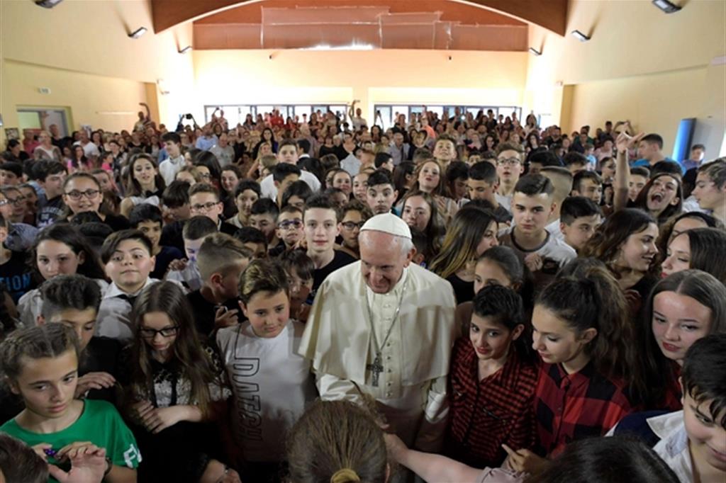 Papa Francesco a scuola con i bambini di periferia