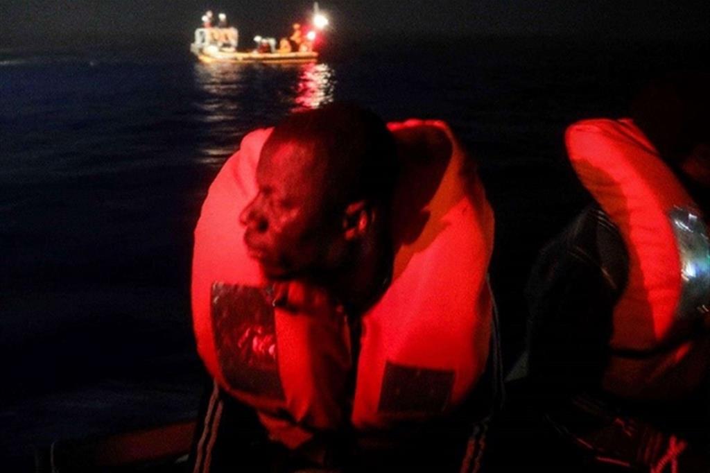 Ventuno persone disperse, tra cui una donna in gravidanza, nell'ultimo naufragio di 2 giorni fa (foto SOS MEDITERRANEE/HARA KAMINARA)