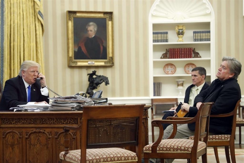 Donald Trump con Steve Bannon (a destra), nella Oval Room alla Casa Bianca (Ansa)