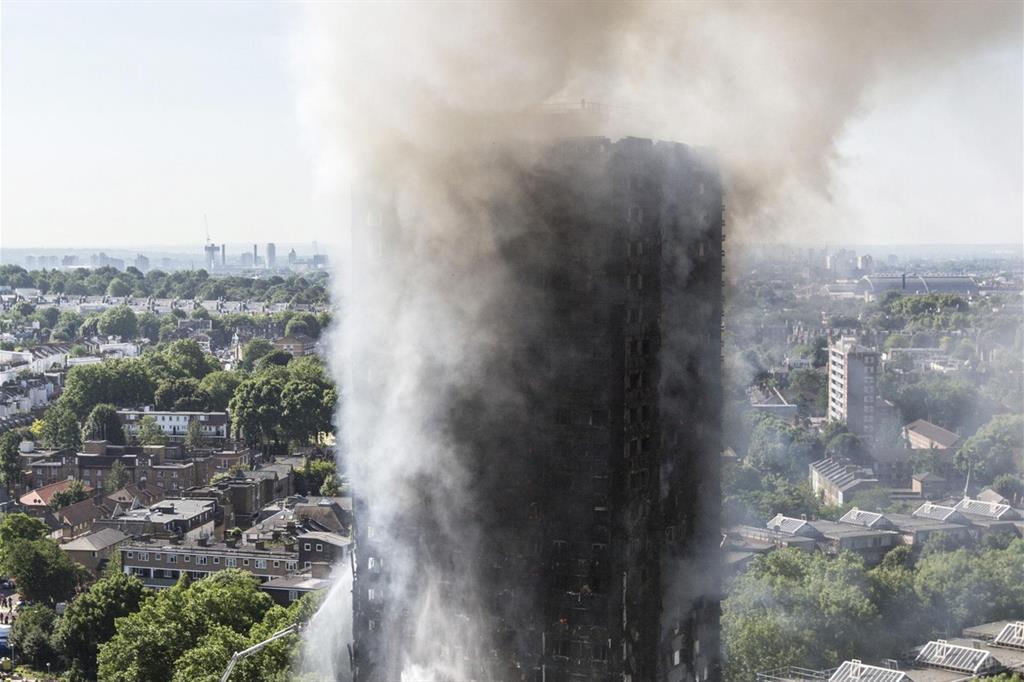 L'incendio della Grenfell Tower a Londra (Ansa)