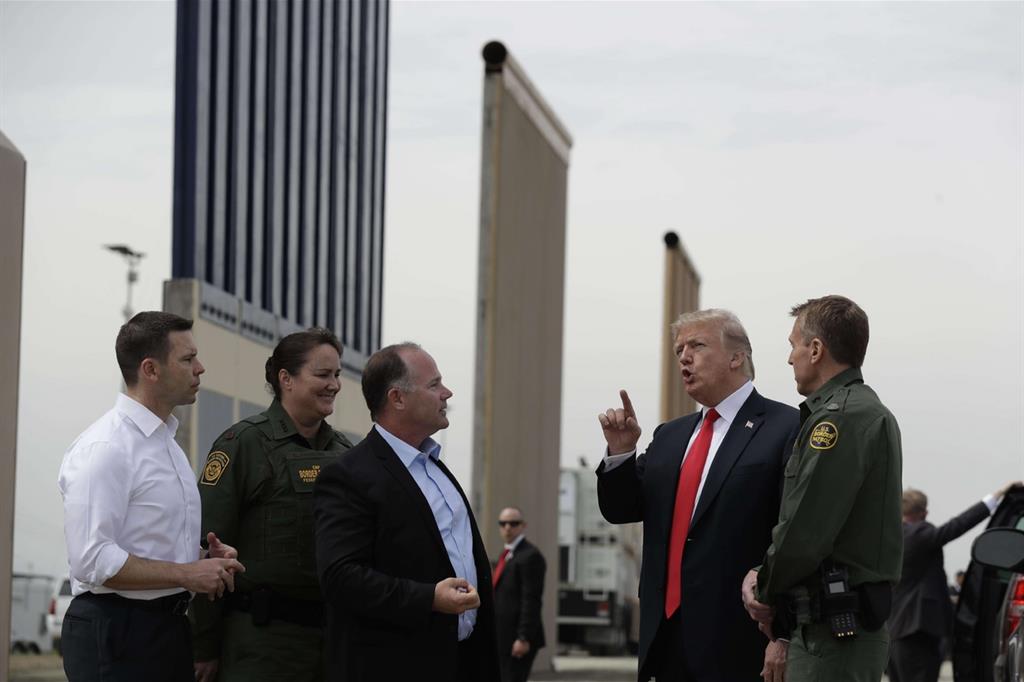 Trump va a visionare i prototipi del muro con il Messico