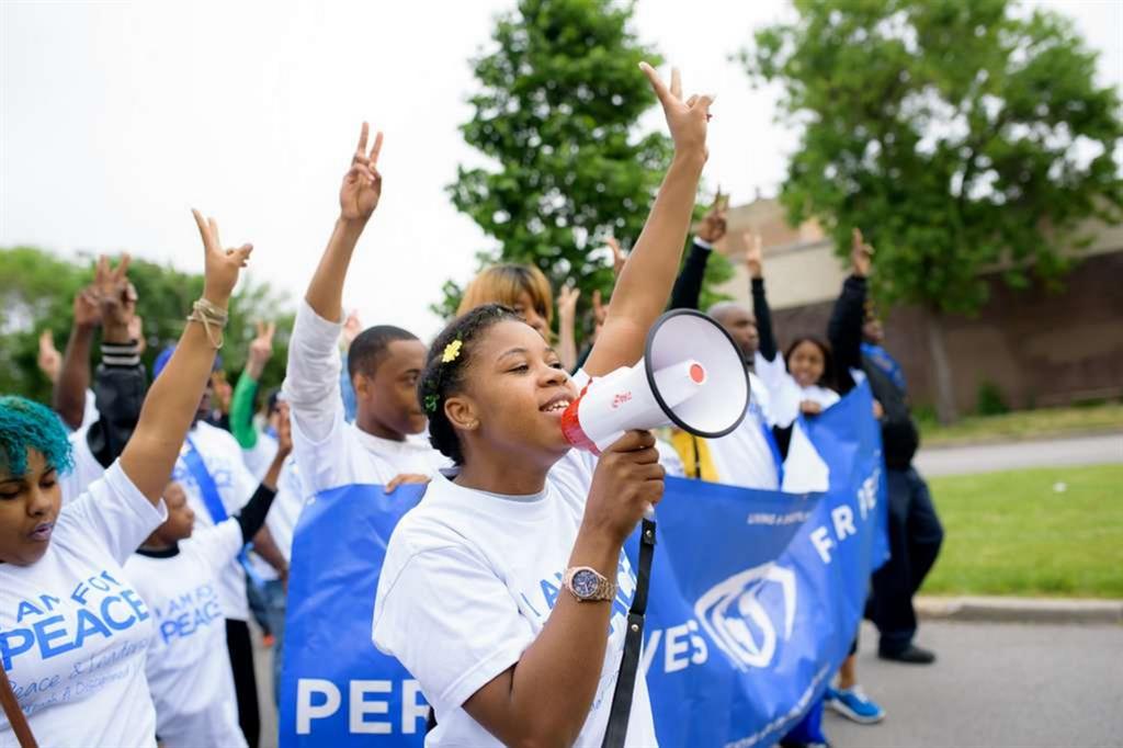I giovani di "I am for peace" sfilano per le strade di Chicago: nella città, si stima, le vittime della violenza saranno seicento entro la fine dell'anno
