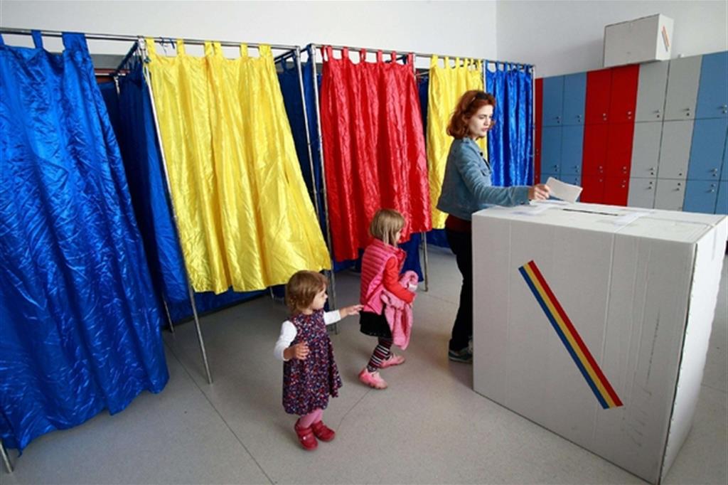 Una donna vota a Bucarest al referendum sulla riforma costituzionale (Ansa)