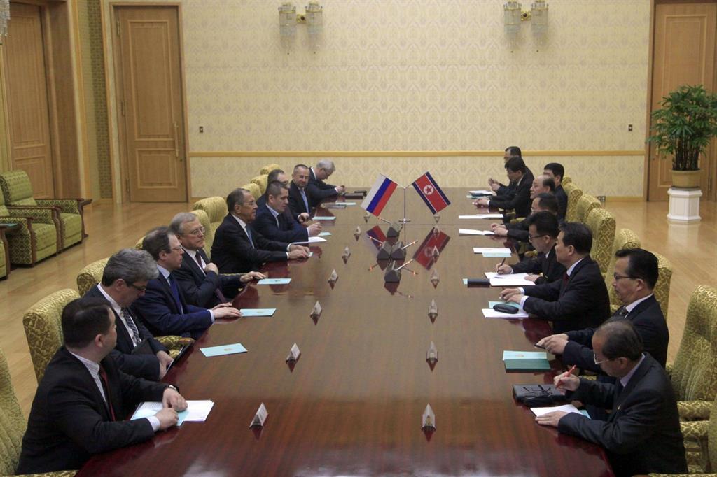 L'incontro tra la delegazione russa, guidata da Sergeij Lavrov, e quella nordcoreana a Pyongyang (Ansa)