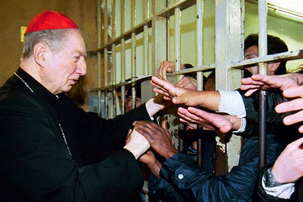 Il cardinale arcivescovo Carlo Maria Martini (1927-2012) durante uno dei suoi frequenti incontri con i detenuti delle carceri milanesi (Gerace/Fotogramma)