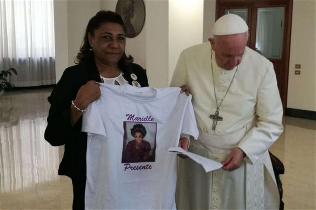 Marinette ha portato una maglietta con la foto della figlia al Papa
