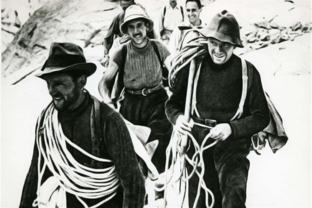 Una storica foto di Guido Tonella: Riccardo Cassin, Luigi Esposito e Ugo Tizzoni al ritorno dalla vittoriosa salita alla Walker