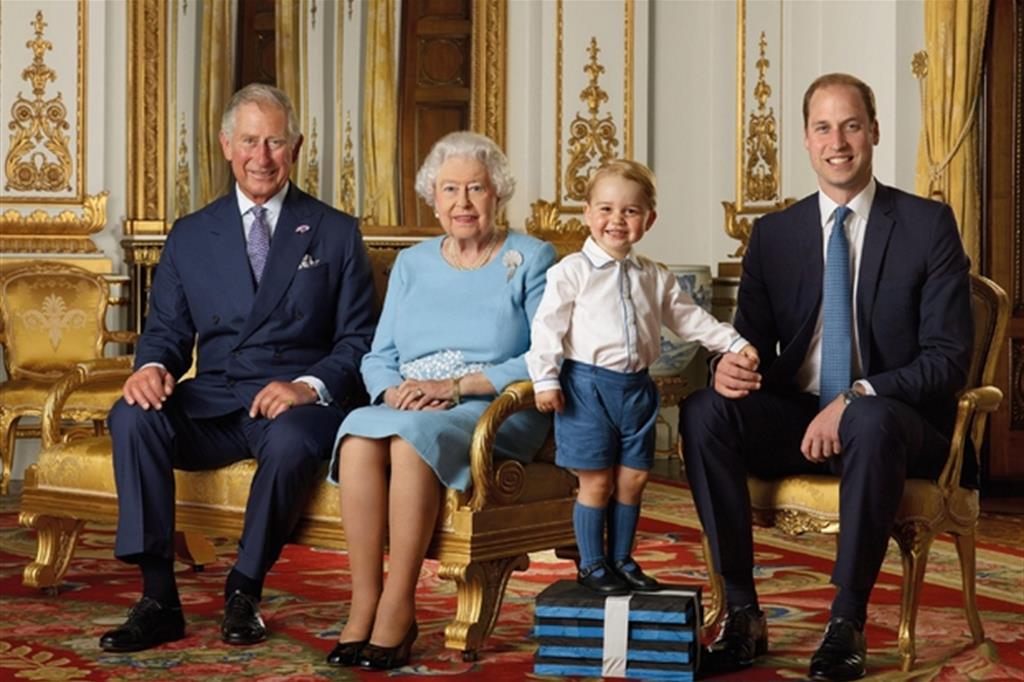 Il principe Carlo, la regina Elisabetta II, il principino George e il padre William (Ansa)