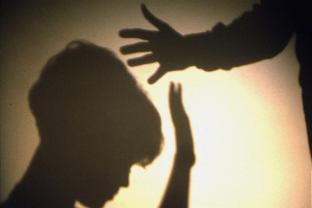La figlia 14enne denuncia gli abusi in un tema, il padre si uccide
