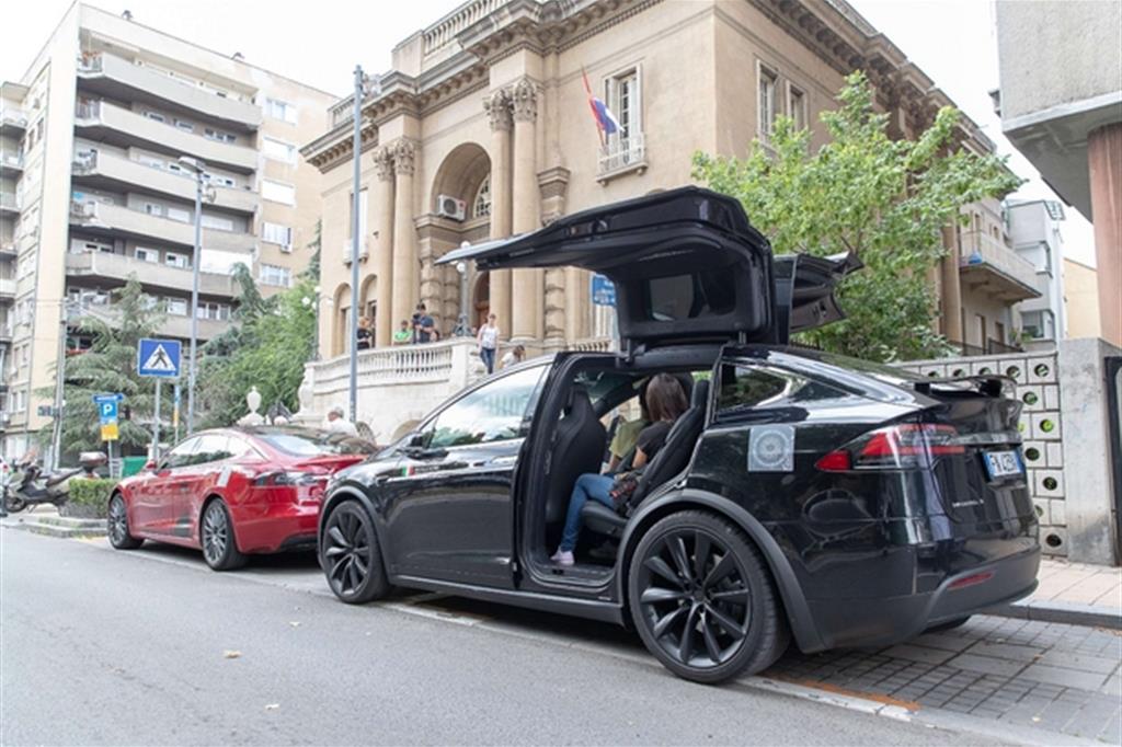 Le Tesla elettriche della spedizione davanti al Museo di Belgrado dedicato al grande inventore