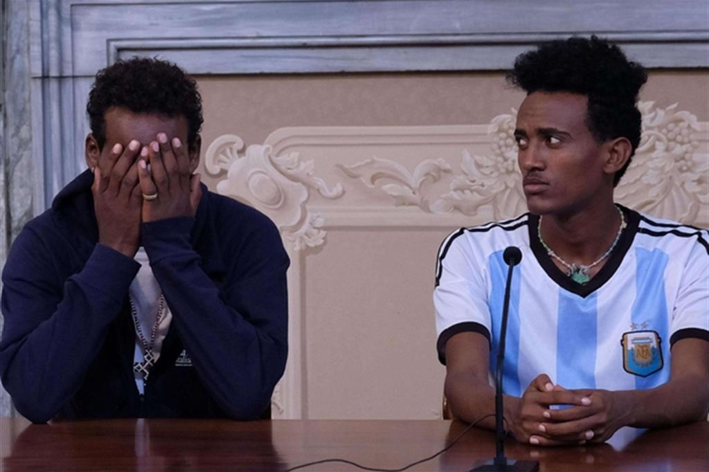Nella foto due dei ragazzi eritrei sbarcati dalla Diciotti e poi accolti a Rocca Di Papa, infine arrivati a Torino dove sono stati accolti dalla diocesi.
