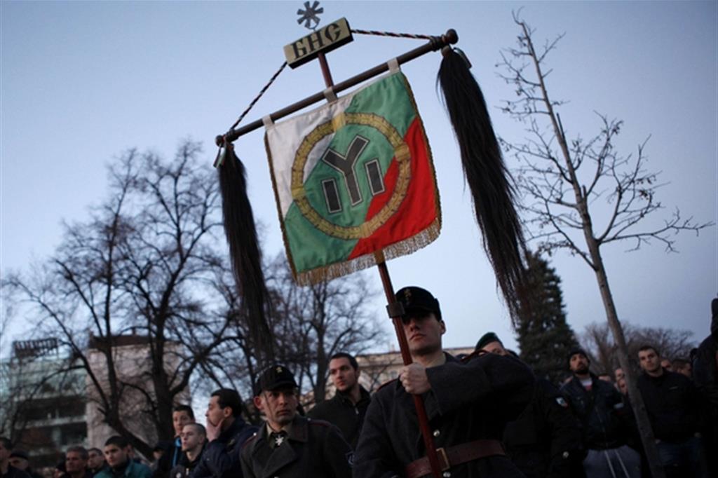 Sofia. Nazionalisti bulgari in marcia durante una commemorazione del generale Hristo Lukov (Foto Reuters)