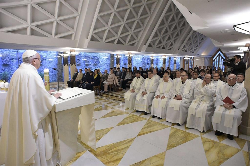 Papa Francesco celebra Messa nella cappella di Casa Santa Marta (Osservatore Romano)