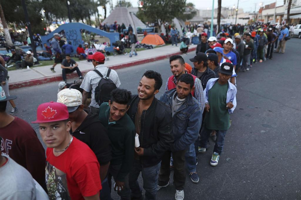 Migranti della Carovana al confine tra Messico e Stati Uniti (Ansa)