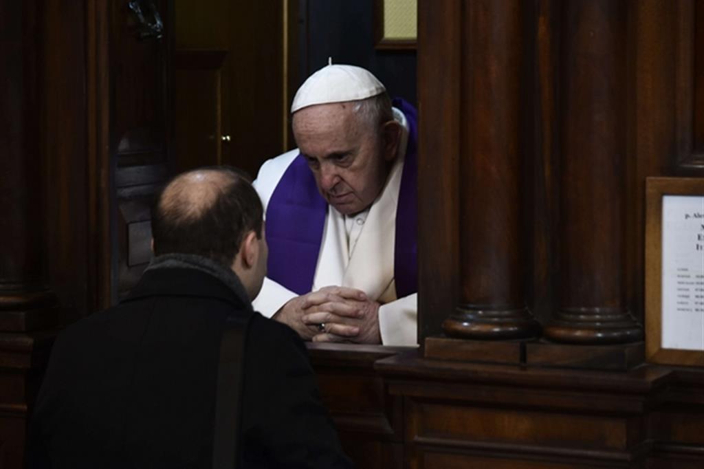 Papa Francesco confessa un parroco prima dell'incontro con i sacerdoti romani (Siciliani)