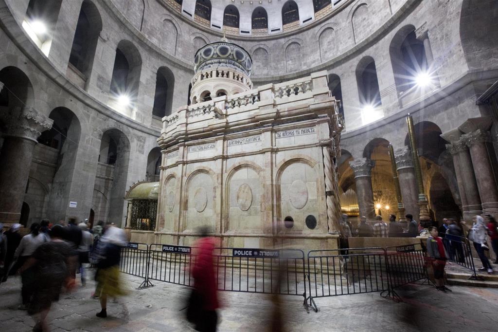 L'interno della basilica del Santo Sepolcro, a Gerusalemme Est (Ansa)