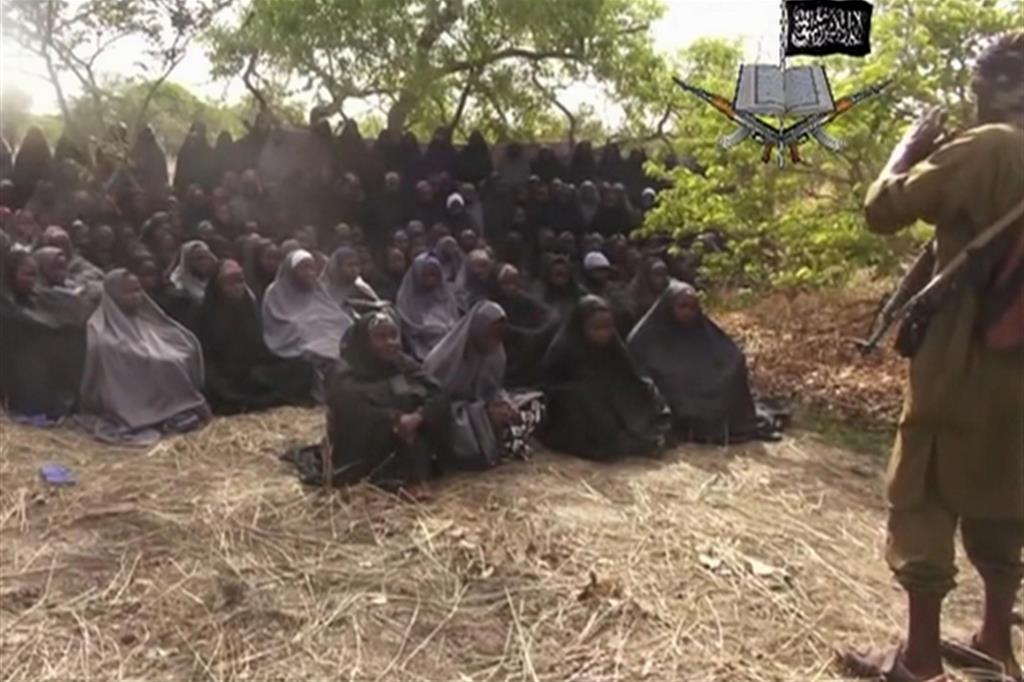 Il 14 aprile un commando di Boko Haram sequestra 276 ragazze, per lo più cristiane,  in una scuola  di Chibok, in Nigeria. La loro sorte resta a lungo un mistero. L’immagine da un video diffuso dai terroristi