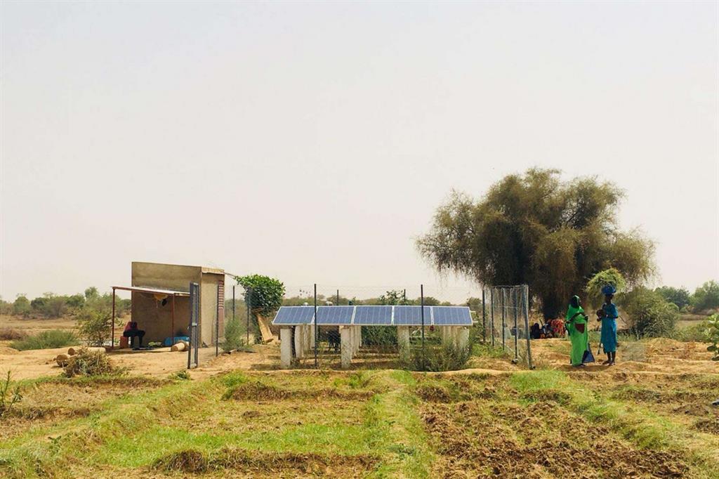 Pannelli fotovoltaici per dare energia al villaggio e alle attività lavorative - 