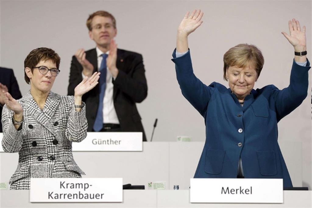 Dopo 18 anni, la cancelliera Angela Merkel lascia la guida della Cdu tedesca e consegna la sua eredità ad Annegret Kramp-Karrenbauer (alla sua destra) / Ansa