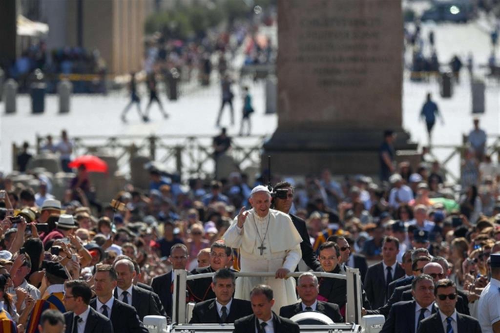  Il Papa: il mondo ha bisogno di cura, non di legalismo 