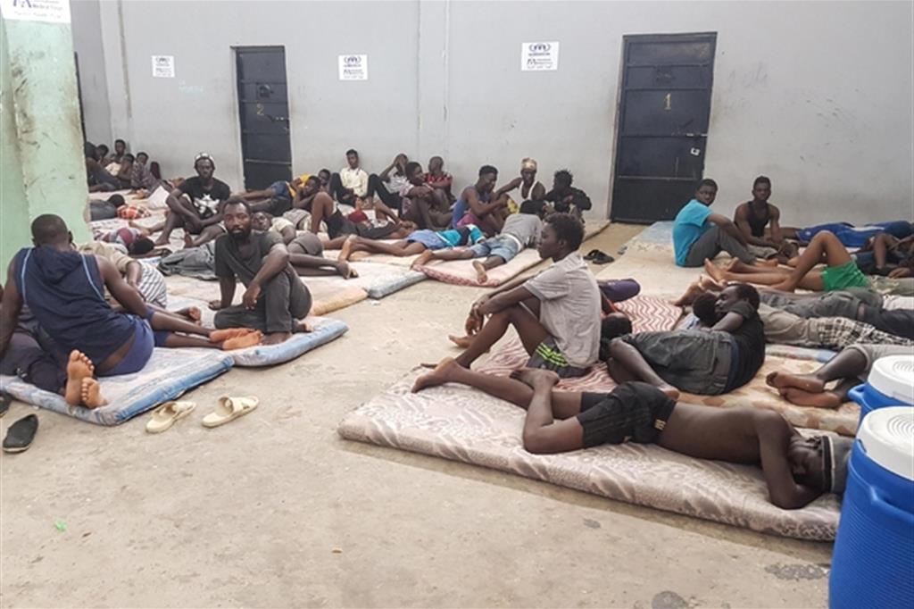 Il centro di detenzione per migranti di Zawiya, a 30 chilometri da Tripoli (Ansa)