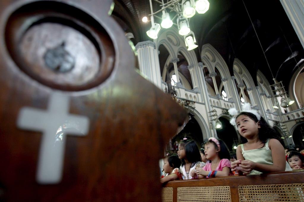 Cristiani in una chiesa in Indonesia (Ansa)