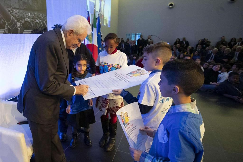 Il presidente Mattarella con i bambini al Sermig di Torino (Ansa)