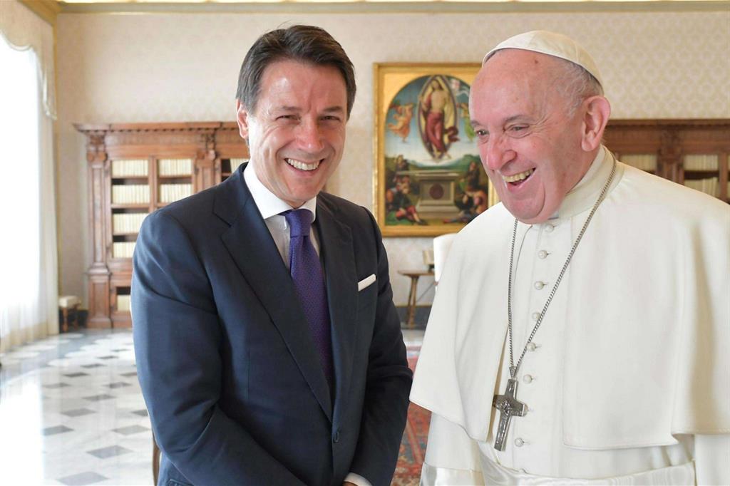 Papa Francesco e il premier Giuseppe Conte (Ansa/Vatican Media)