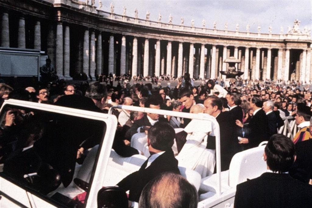 13 maggio 1981, l'attentato a Giovanni Paolo II in piazza San Pietro (Ansa)